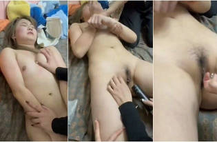 【校园霸凌】学生妹被扒光衣服强行掰开腿用瓶子插她逼【81M】